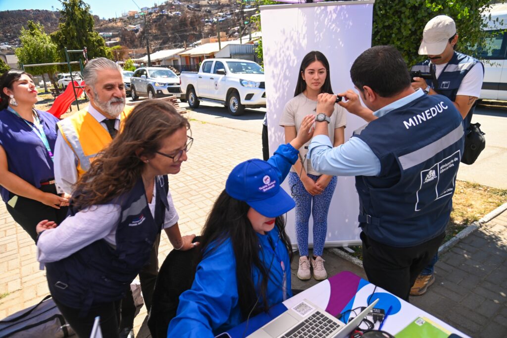 Mujer siendo fotografiada para su tarjeta TNE gratuita