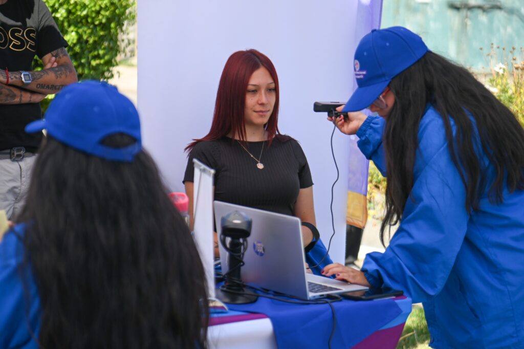 tomando fotografía de persona que quiere adquirir la tarjeta TNE