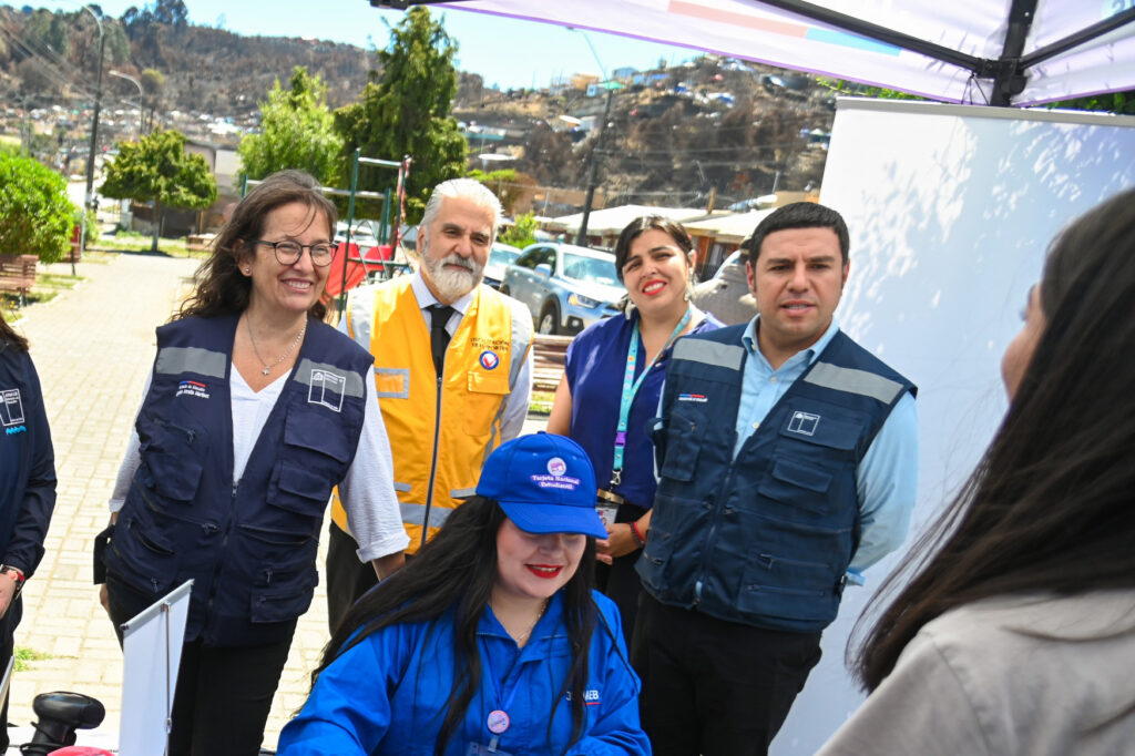 Agentes de Gobierno en entrega de tarjetas