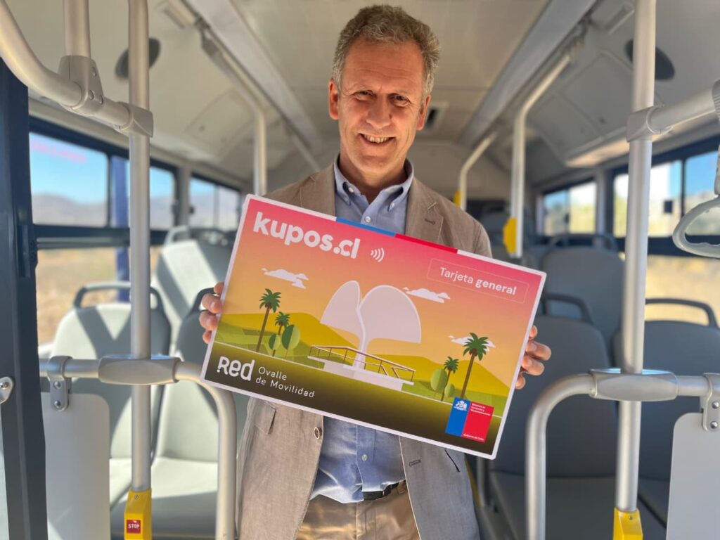 Ministro Juan Carlos Muñoz con tarjeta seleccionada para el transporte público en Ovalle