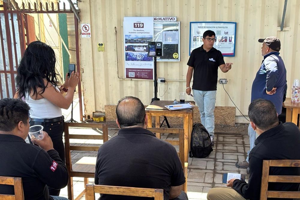 Implementación de pago electrónico en Antofagasta: Capacitación a conductores de la Línea 119 sobre el uso del nuevo validador de cobro electrónico.