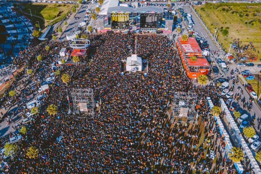 Vista aérea del escenario principal y la gran concurrencia de público en el Festival de música REC en Concepción.