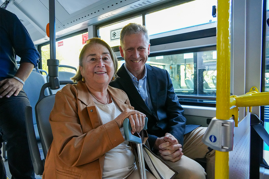 Nuevos buses eléctricos en Rancagua de estándar Red frente a autoridades regionales