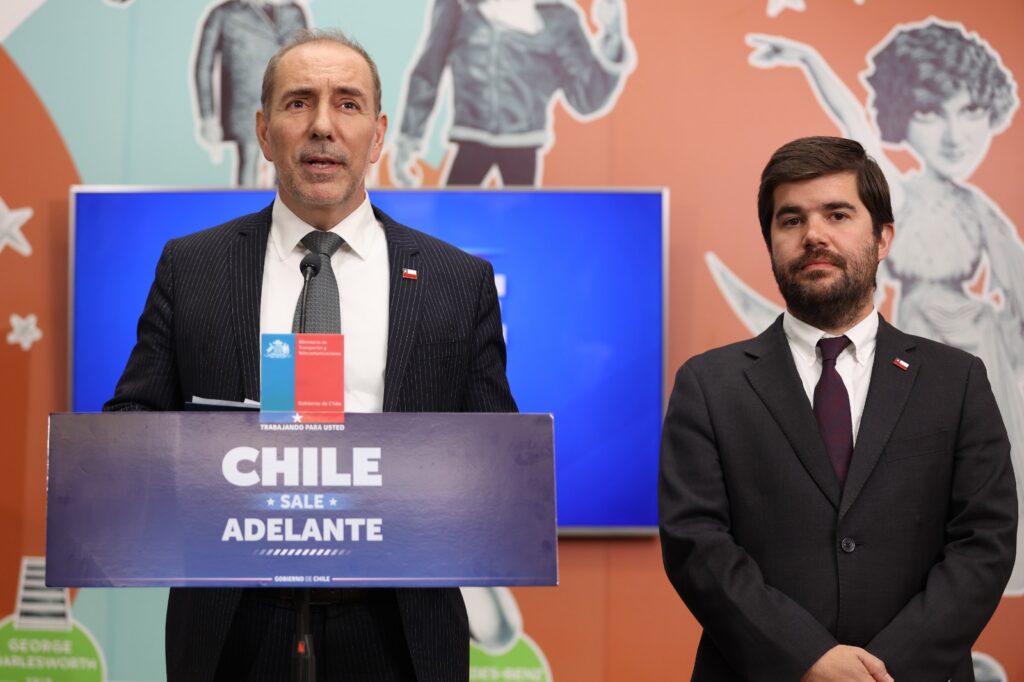 Autoridades del Ministerio de Transportes detallando avances de las ayudas al transporte en un punto de prensa oficial bajo el lema "Chile Sale Adelante".