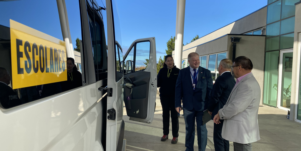 Autoridades supervisando el nuevo minibús para el transporte escolar gratuito en Magallanes, garantizando la seguridad y conectividad de los estudiantes.
